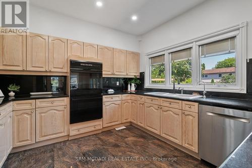 2339 Glengarry Road, Mississauga, ON - Indoor Photo Showing Kitchen