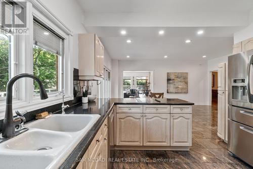 2339 Glengarry Road, Mississauga, ON - Indoor Photo Showing Kitchen