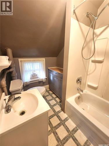 1233 2Nd Street, Estevan, SK - Indoor Photo Showing Bathroom