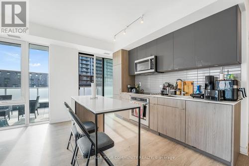 215 - 215 Lakeshore Road W, Mississauga, ON - Indoor Photo Showing Kitchen With Upgraded Kitchen