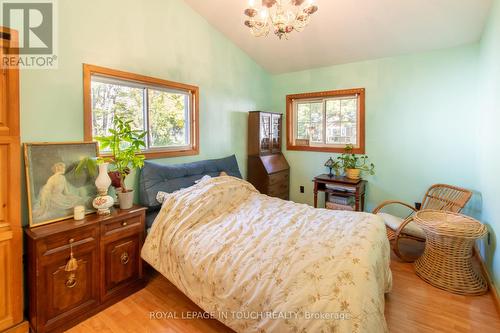 64 Wahnekewening Drive, Tiny, ON - Indoor Photo Showing Bedroom