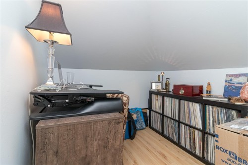 2920 Shakespeare St, Victoria, BC - Indoor