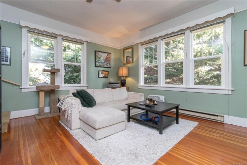 2920 Shakespeare St, Victoria, BC - Indoor Photo Showing Living Room