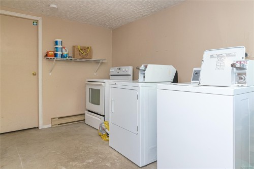 2920 Shakespeare St, Victoria, BC - Indoor Photo Showing Laundry Room