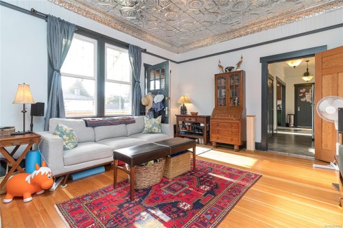 2920 Shakespeare St, Victoria, BC - Indoor Photo Showing Living Room