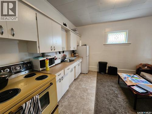 5 Prairie Avenue, Weyburn, SK - Indoor Photo Showing Kitchen