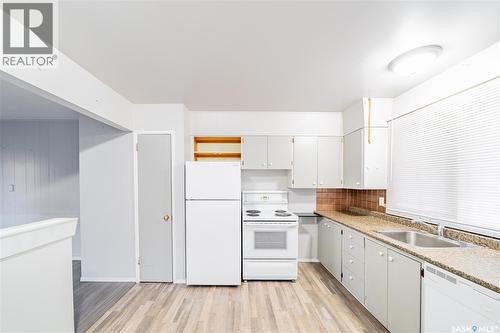 406 Royal Street, Regina, SK - Indoor Photo Showing Kitchen
