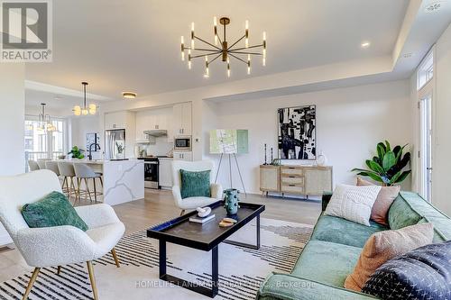 31 Bancroft Lane, Richmond Hill, ON - Indoor Photo Showing Living Room