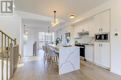 31 Bancroft Lane, Richmond Hill, ON - Indoor Photo Showing Kitchen With Upgraded Kitchen