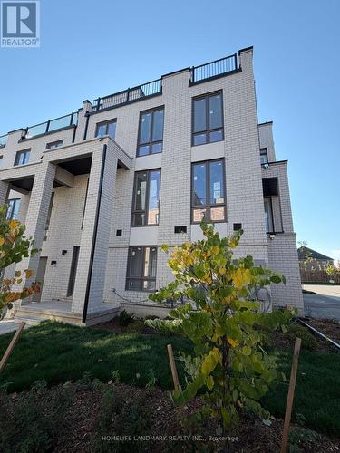 11 KERNS LANE  Richmond Hill, ON L4E 1M1