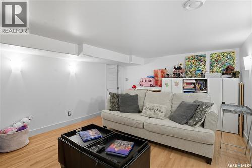 34 Leslie Place, Regina, SK - Indoor Photo Showing Living Room