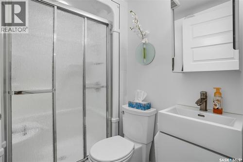 34 Leslie Place, Regina, SK - Indoor Photo Showing Bathroom