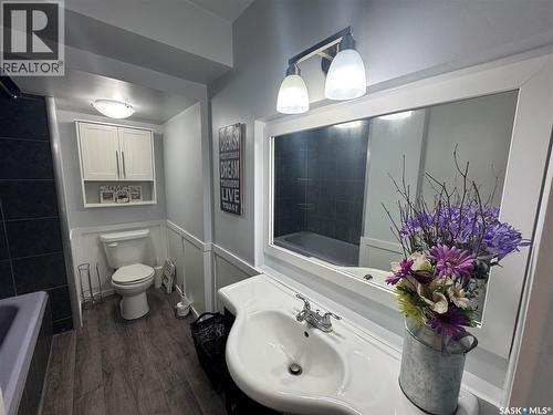 307 6Th Avenue E, Biggar, SK - Indoor Photo Showing Bathroom