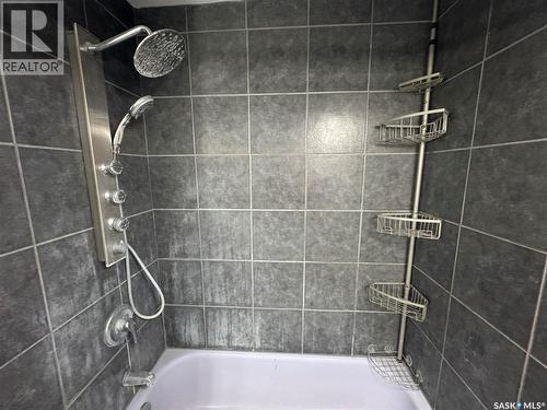 307 6Th Avenue E, Biggar, SK - Indoor Photo Showing Bathroom