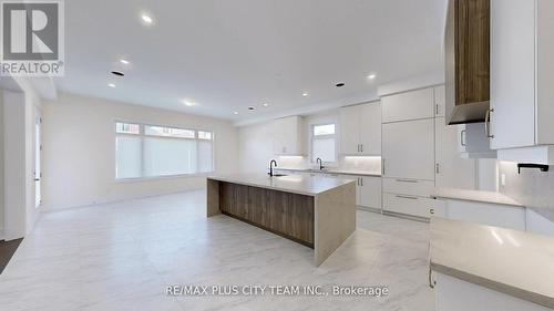 8 Saxby Farm Avenue, King, ON - Indoor Photo Showing Kitchen