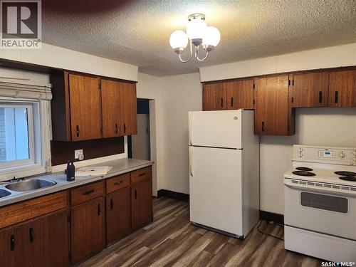 19 10Th Avenue Ne, Swift Current, SK - Indoor Photo Showing Kitchen With Double Sink