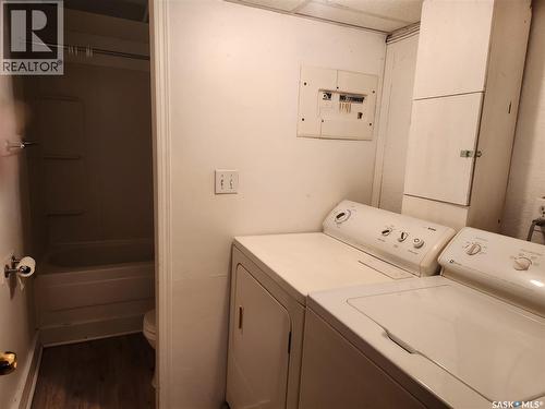 19 10Th Avenue Ne, Swift Current, SK - Indoor Photo Showing Laundry Room