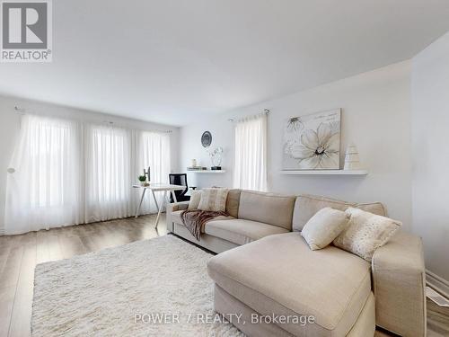 109 Rose Branch Drive, Richmond Hill, ON - Indoor Photo Showing Living Room