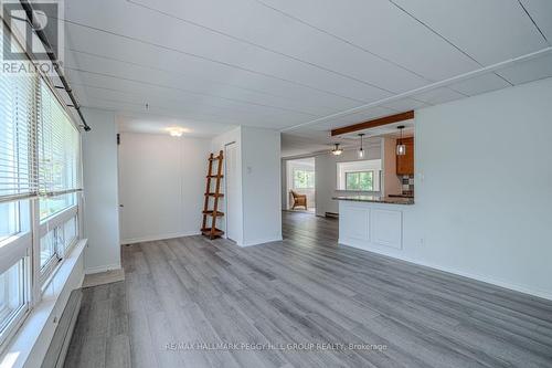 85 Hawthorne Drive, Innisfil, ON - Indoor Photo Showing Living Room