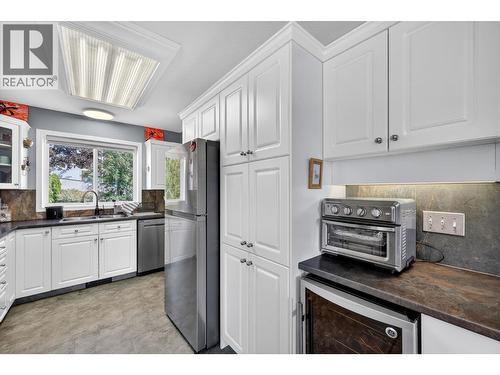 6400 Spencer Road Unit# 41, Kelowna, BC - Indoor Photo Showing Kitchen With Double Sink