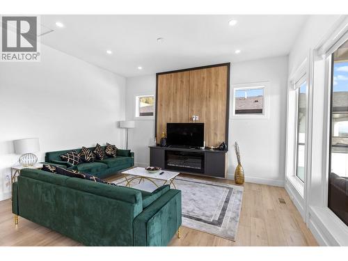 2842 Copper Ridge Drive, West Kelowna, BC - Indoor Photo Showing Living Room