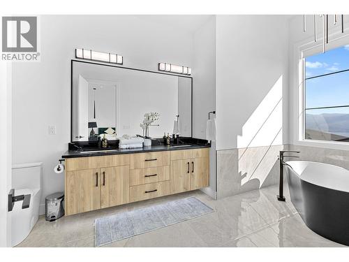 2842 Copper Ridge Drive, West Kelowna, BC - Indoor Photo Showing Bathroom