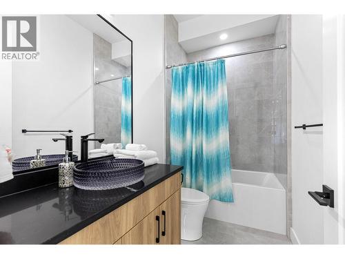 2842 Copper Ridge Drive, West Kelowna, BC - Indoor Photo Showing Bathroom