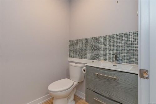 1134 Trans Canada Hwy, Ladysmith, BC - Indoor Photo Showing Bathroom