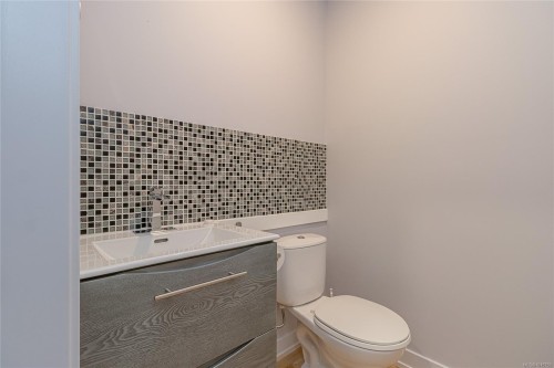 1134 Trans Canada Hwy, Ladysmith, BC - Indoor Photo Showing Bathroom