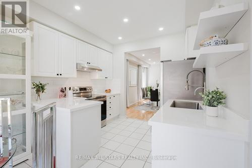 19 Coronet Street, Whitchurch-Stouffville, ON - Indoor Photo Showing Kitchen With Upgraded Kitchen