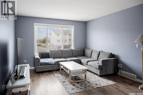 35 5004 James Hill Road, Regina, SK - Indoor Photo Showing Living Room