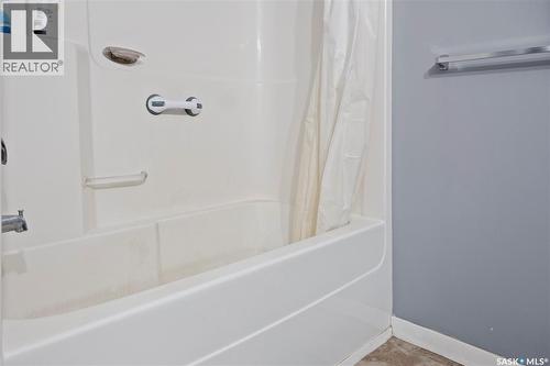 35 5004 James Hill Road, Regina, SK - Indoor Photo Showing Bathroom