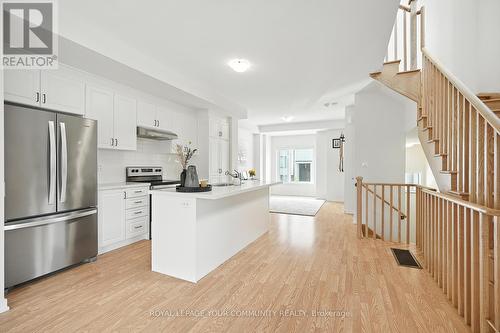19 Heathrow Lane, Caledon, ON - Indoor Photo Showing Kitchen With Upgraded Kitchen