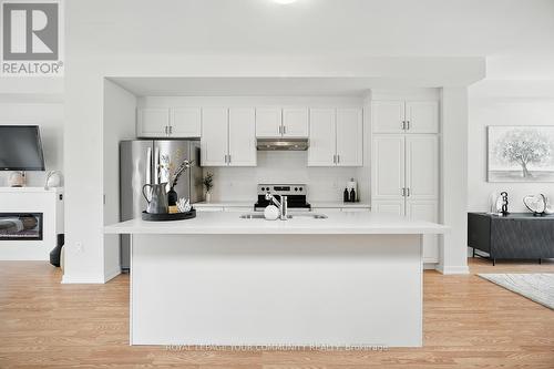 19 Heathrow Lane, Caledon, ON - Indoor Photo Showing Kitchen