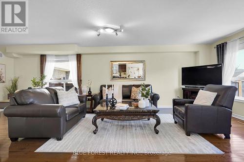 3303 Jinnies Way, London South (South W), ON - Indoor Photo Showing Living Room