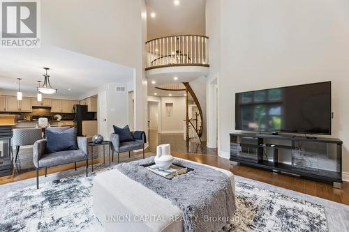 86 Charing Crescent, Aurora, ON - Indoor Photo Showing Living Room