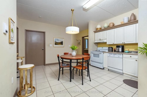 304-251 Lester Street, Waterloo, ON - Indoor Photo Showing Kitchen