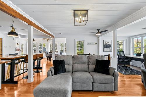 Salon - 193 Ch. De L'Aéroport, Saint-Donat, QC - Indoor Photo Showing Living Room