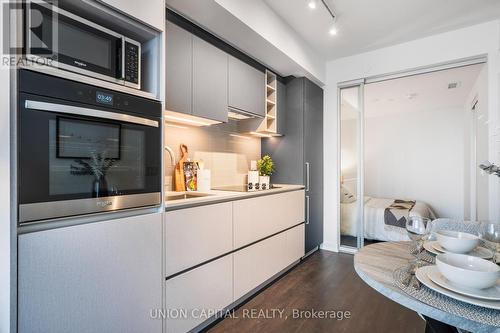 4908 - 319 Jarvis Street, Toronto, ON - Indoor Photo Showing Kitchen
