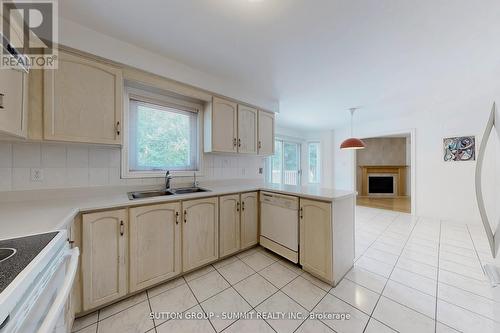 5525 Fleur-De-Lis, Mississauga, ON - Indoor Photo Showing Kitchen With Double Sink