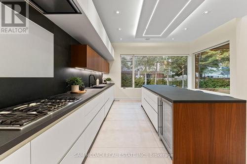2075 Shawanaga Trail, Mississauga, ON - Indoor Photo Showing Kitchen