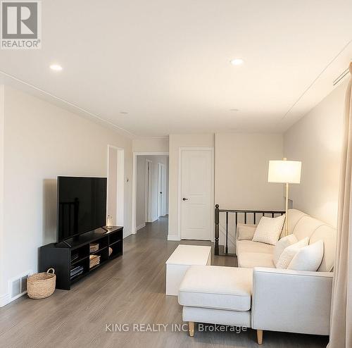 290 Lincoln Road, Waterloo, ON - Indoor Photo Showing Living Room