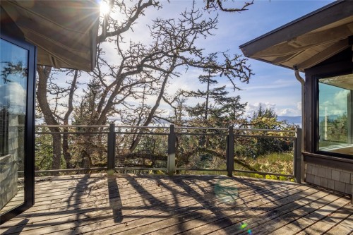 6927 Pirates Rd, Pender Island, BC 