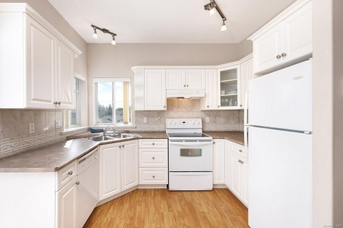 16-1646 Balmoral Ave, Comox, BC - Indoor Photo Showing Kitchen With Double Sink
