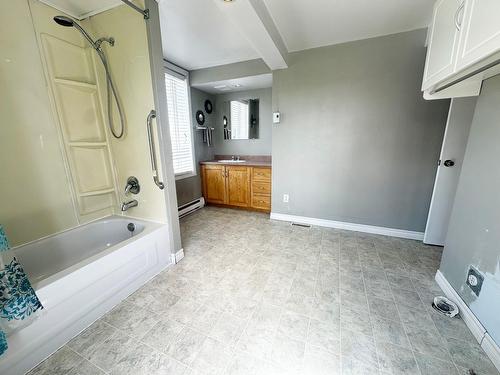Bathroom - 1247 2E Rang, Saint-Roch-Des-Aulnaies, QC - Indoor Photo Showing Bathroom