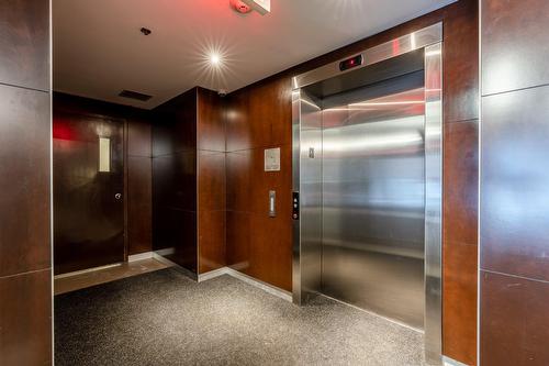 Elevator - 406-1455 Rue Towers, Montréal (Ville-Marie), QC - Indoor Photo Showing Other Room