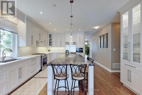 9 Aberfoyle Mill Crescent, Puslinch, ON - Indoor Photo Showing Kitchen With Upgraded Kitchen