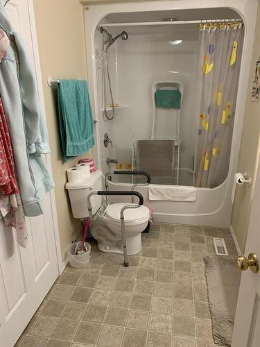 3815 Vanhorne Avenue, Brandon, MB - Indoor Photo Showing Bathroom