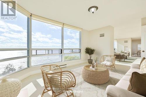 607 - 2170 Marine Drive, Oakville (Br Bronte), ON - Indoor Photo Showing Living Room