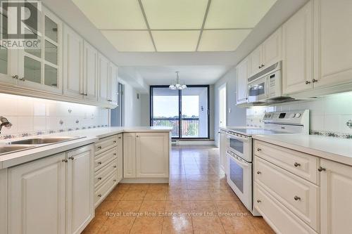 607 - 2170 Marine Drive, Oakville (Br Bronte), ON - Indoor Photo Showing Kitchen With Double Sink